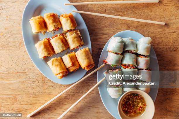 fried and fresh spring-rolls served in thai restaurant - goi cuon stock pictures, royalty-free photos & images