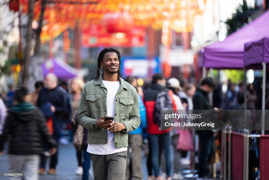 Turista urbano caminando por Chinatown en Londres