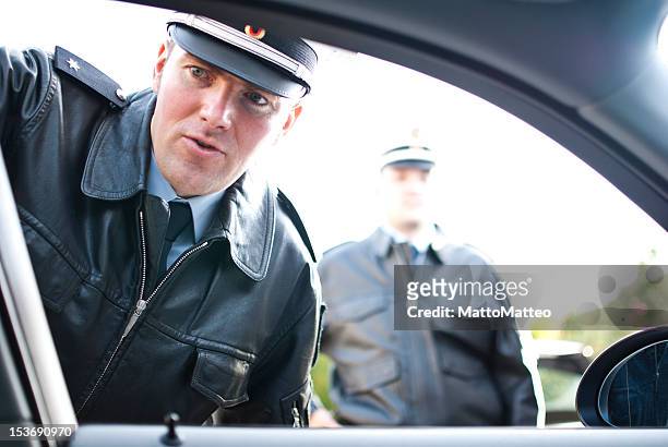 zwei polizisten, die ein flugverkehrskontrolle - german culture stock-fotos und bilder