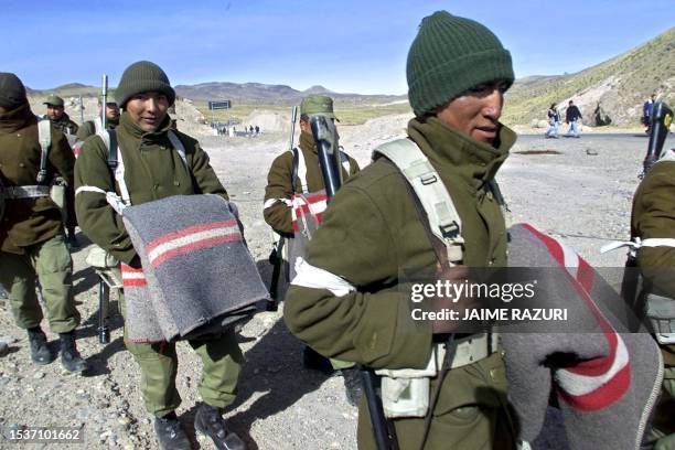 Peruvian army soldiers relieve the guard in the international higway Moquegua, Peru-La Paz, Bolivia near Santa Rosa, in Puno, some 1600 kms Southeast...