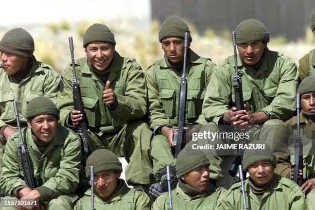 The soldiers pictured are quartered in Santa Rosa, Peru, 30 October 2000. AFP PHOTO/JAIME RAZURI Soldados acantonados en el cuartel Santa Rosa...