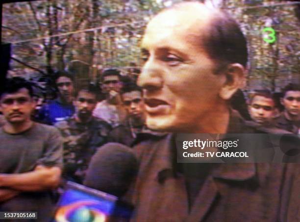 This image taken from Colombian televison 07 October 2000 shows Colombian Army colonel Luis Mendieta speaking with a reporter accompanied by several...