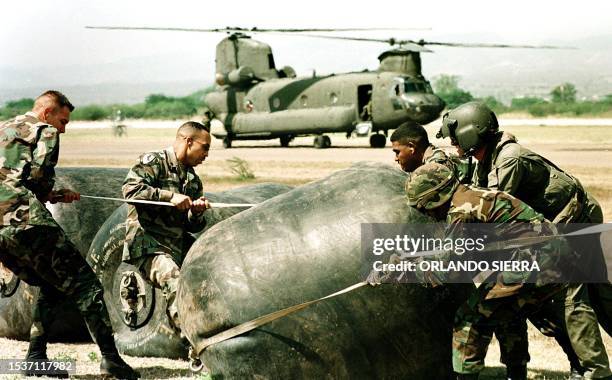 Soldiers at a base in Comayagua, Honduras work against narcotic trafficking, 18 June 2000. Soldados del ejercito de los Estados Unidos se aprestan el...