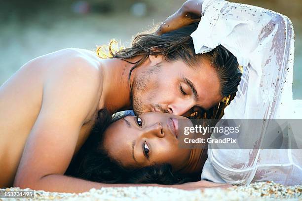 lindo casal no pôr-do-sol - black women kissing white men - fotografias e filmes do acervo