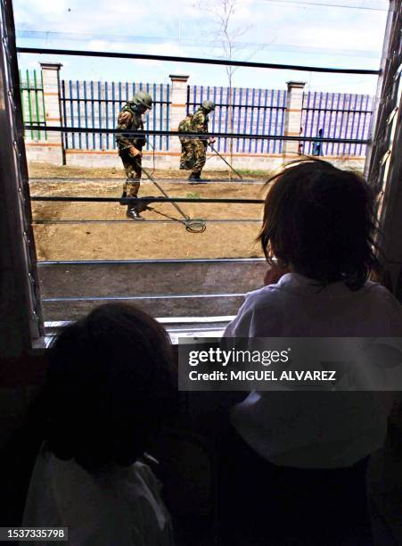 Students from Nueva Vida School in Ciudad Sandino, Nicaragua, 15 km northeast of Managua, watch as Nicaraguan army soldiers sweep for explosives 21...