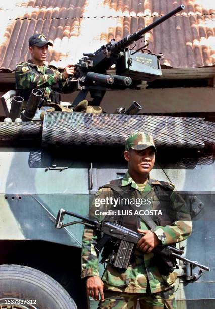 Colombian military soldiers guard a road leading to El Doncello, Caqueta, 60 km from San Vicente del Caguan, 28 January 2001. Soldados del Ejercito...