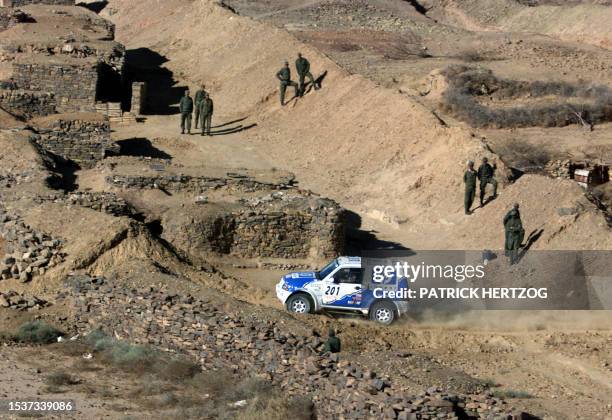 French Jean-Pierre Fontenay and Gilles Picard, driving their Mitsubishi, cross "the Wall", the border between Morocco and Mauritania, 08 January...