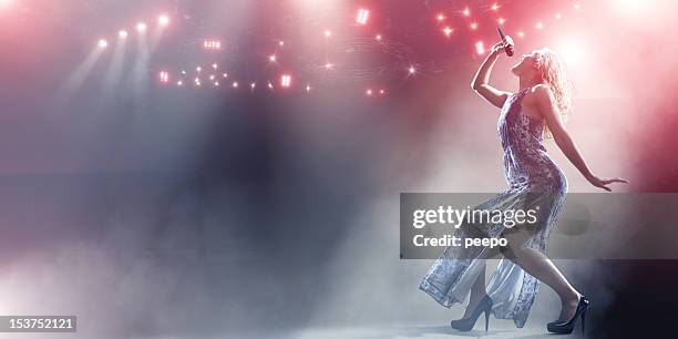 singer's powerful stage performance - sångerska bildbanksfoton och bilder