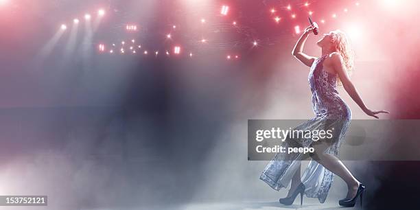 singer's powerful stage performance - nattklubbssångare bildbanksfoton och bilder