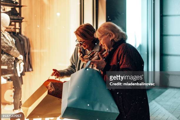 ältere freunde genießen zusammen in der silvesternacht - city year stock-fotos und bilder