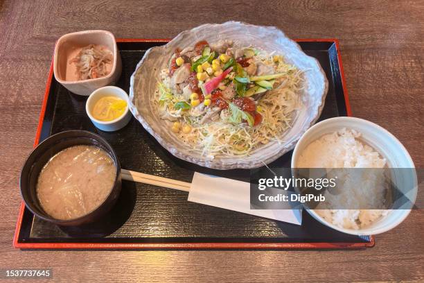 chicken steak with salsa sauce over vegetable salad, teishoku - takuan stockfoto's en -beelden