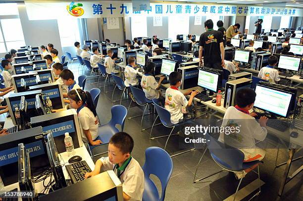 Asia Computer Class 17,596 Chinese Student Computer Stock Photos, High-Res Pictures, and ...