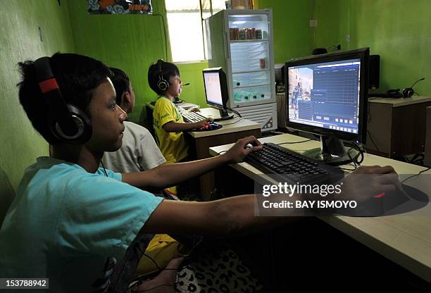 Computer Handed Boy Computer Game Boy Photos and Premium High Res Pictures - Getty Images