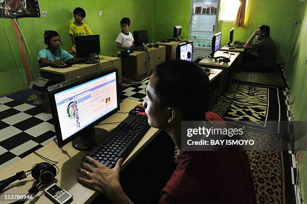 Computer Indo Indonesia Computer Photos and Premium High Res Pictures - Getty Images