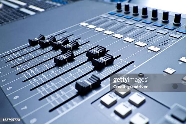 digital profesional y consola de grabación de sonido - radio station fotografías e imágenes de stock
