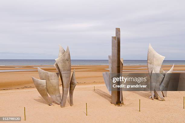 omaha beach d-day memorial - d-day normandy stock pictures, royalty-free photos & images