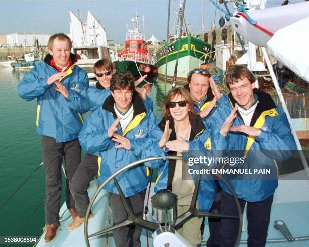 équipage du monocoque de 60 pieds "Petit navire" et la comédienne Jane Birkin miment avec leurs mains, le 30 janvier à Douarnenez, la forme de leur...