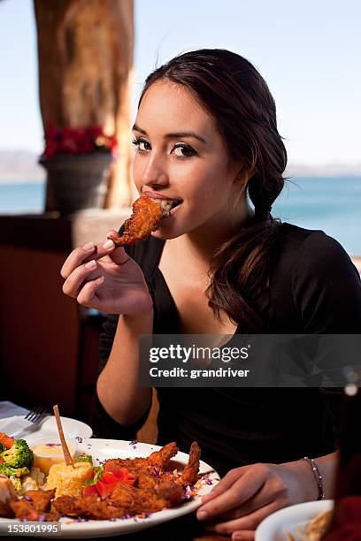 hermosa mujer comiendo camarones fritos - big lips fotografías e imágenes de stock