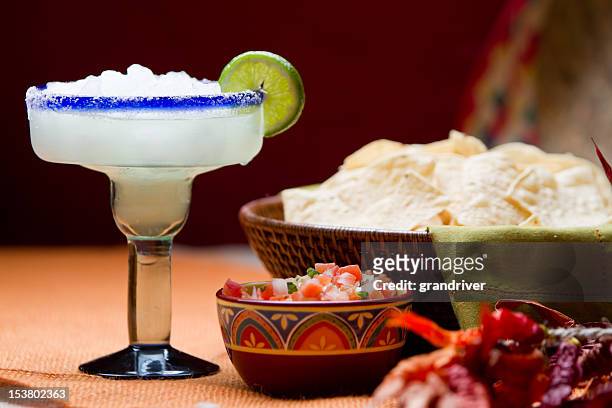 chips, salsa und margarita mexikanische speisen und getränke - margarita drink stock-fotos und bilder