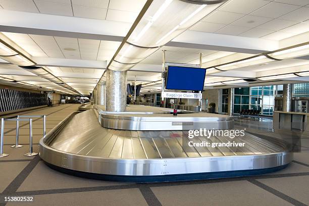 vazio aeroporto carrossel de bagagens - baggage claim imagens e fotografias de stock