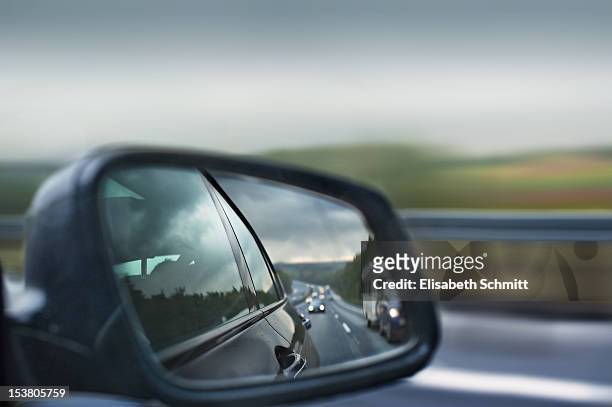 traffic on highway visible in rear-view mirror - rückspiegel stock-fotos und bilder