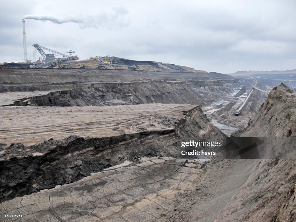 オープンストリップ石炭鉱山、煙確保する。
