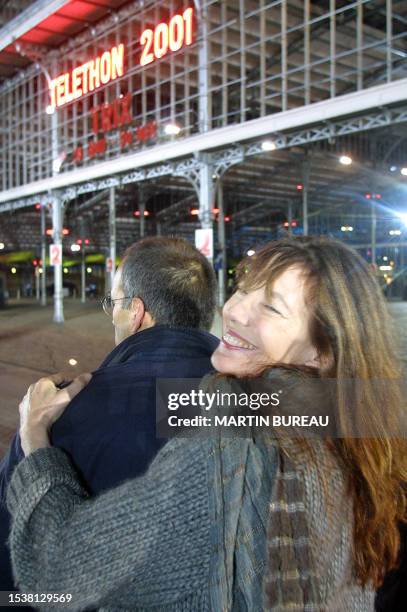 La chanteuse anglaise Jane Birkin, marraine du Téléthon 2001, arrive le 07 décembre 2001 à la grande halle de la Villette à Paris, où se tient le...