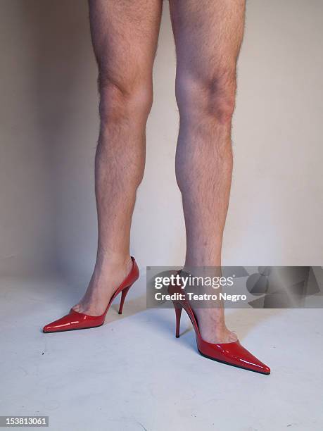 male legs and red shoes - man wearing high heels - fotografias e filmes do acervo