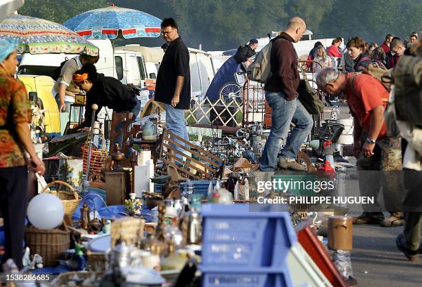 Les premiers visiteurs commencent à chiner au matin du 03 septembre 2005 à la braderie de Lille à laquelle plus de 2 millions de personnes sont...