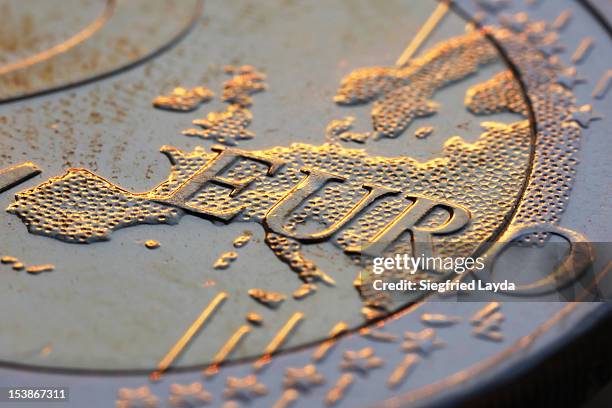 a two euro coin at sunset,  close-up - zwei euro münze stock-fotos und bilder