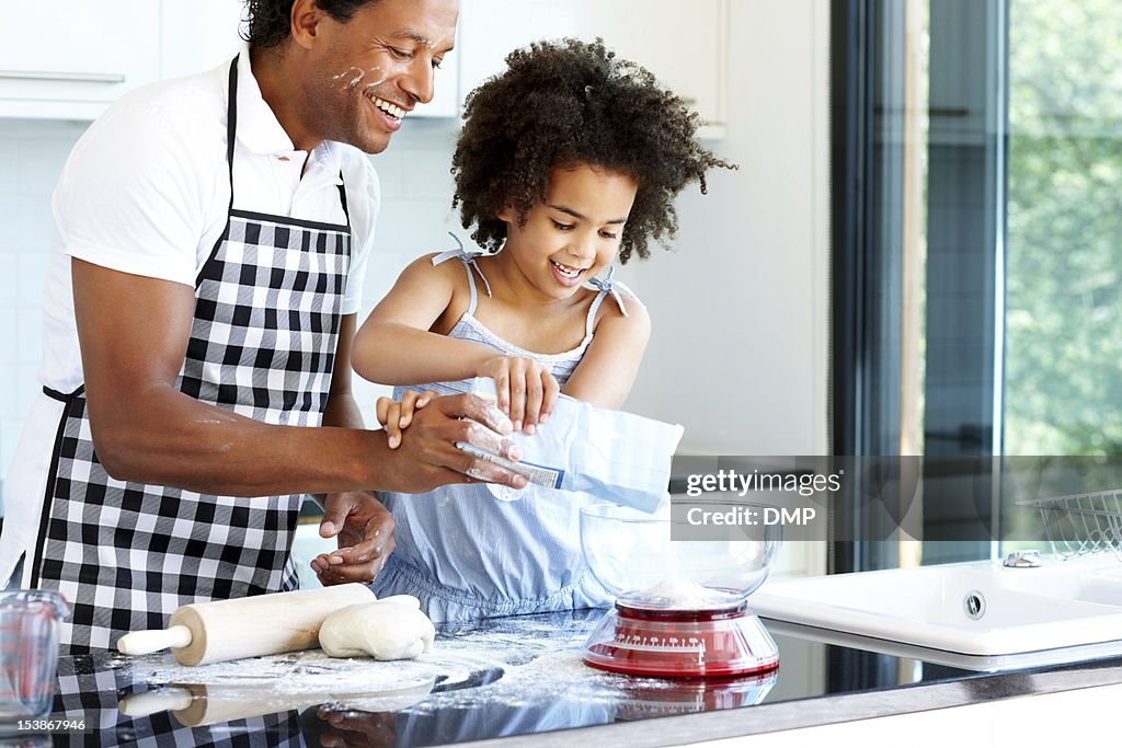 Feliz Pai e filha Preparando Comida