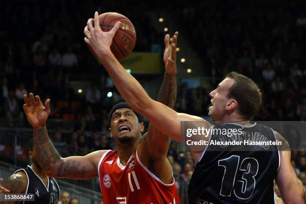 Lawrence Roberts of Muenchen shootsfights against Guido Gruenheid of Artland during the Beko Basketball match between FC Bayern Muenchen and Artland...