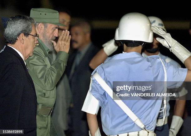 The President of Cuba, Fidel Castro, greets the guards at the Military Aireal Base in Rio de Janeiro 29 August 2001. El presidente de Cuba, Fidel...