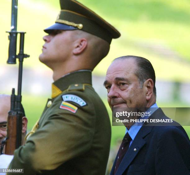 Jacques Chirac , président de la République française, passe près d'un soldat lituanien après avoir déposé une gerbe, le 26 juillet 2001 au cimetière...