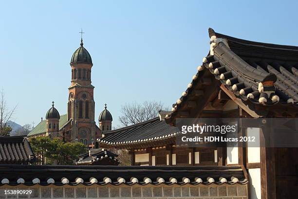 a catholic church and korean style house - 全州 個照片及圖片檔