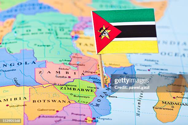 bandera y mapa de mozambique - zimbabwe fotografías e imágenes de stock