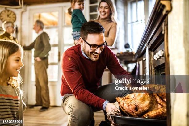 ich denke, dieser thanksgiving truthahn ist gebacken! - thanksgiving stock-fotos und bilder