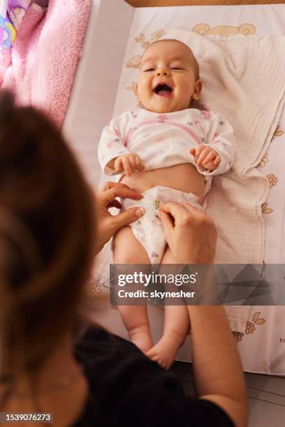 windeln wechseln im kinderzimmer! - changing diaper stock-fotos und bilder