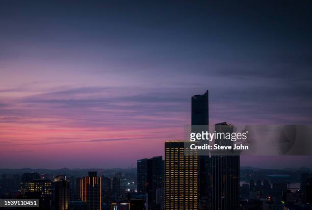city skyline at dusk - city dusk stock pictures, royalty-free photos & images