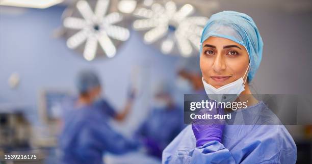 operating theatre portrait - surgical mask and gloves stock pictures, royalty-free photos & images