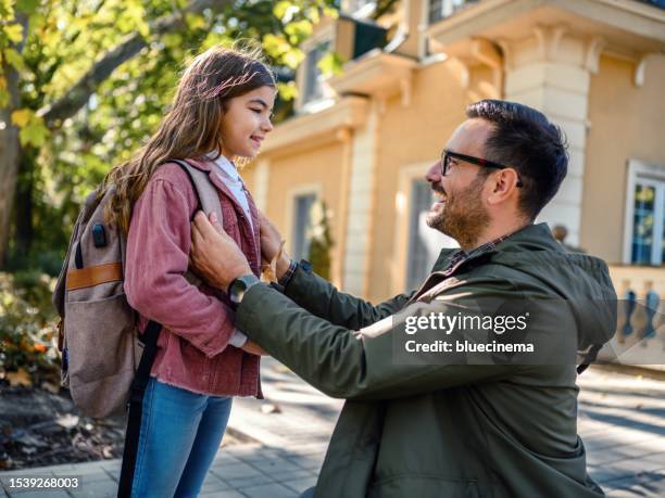 father taking his daughter to school - parent school child stock pictures, royalty-free photos & images