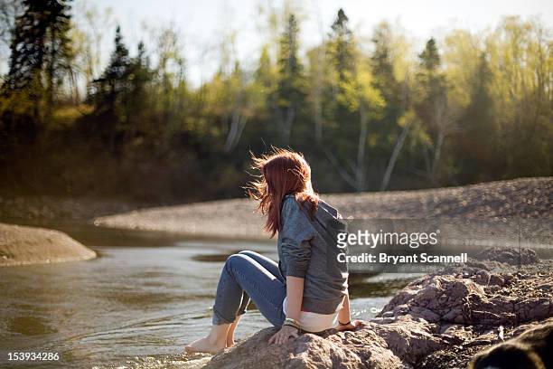 girl sitting by water - duluth minnesota 個照片及圖片檔