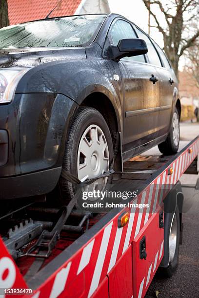 car prepared to get towed - remolcar fotografías e imágenes de stock