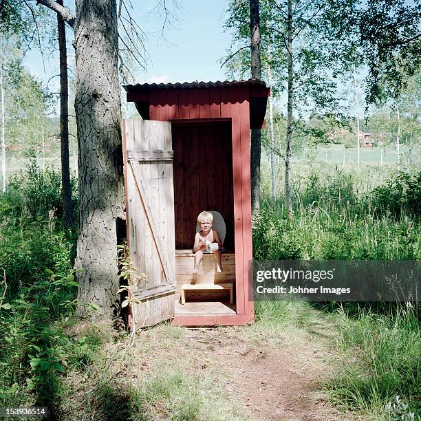boy in outhouse - gemak stockfoto's en -beelden
