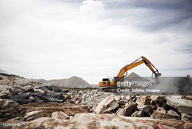 excavator on construction site - construction equipment stock pictures, royalty-free photos & images