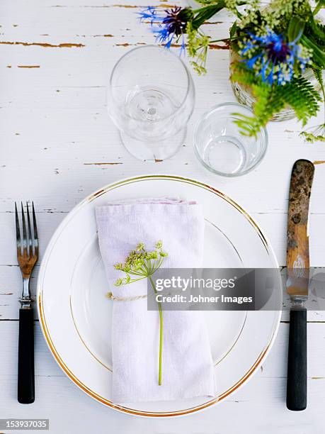 envelope on plate - serviette stock-fotos und bilder