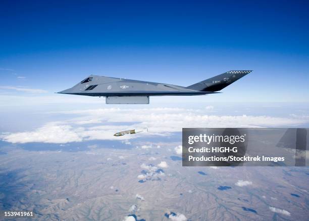 an f-117 nighthawk from the 53d test and evaluation group's detachment 1 releases a gbu-31 jdam during a training sortie near holloman air force base, new mexico. - list stock-fotos und bilder