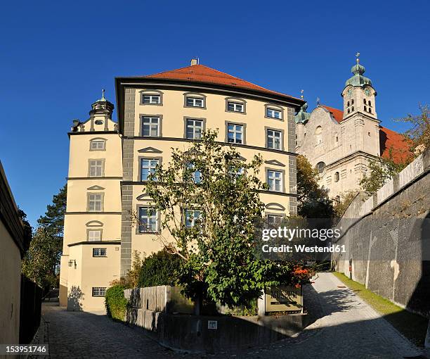 germany, landsberg am lech, view of neues stadtmuseum and heilig kreuz kirche - landsberg stock pictures, royalty-free photos & images
