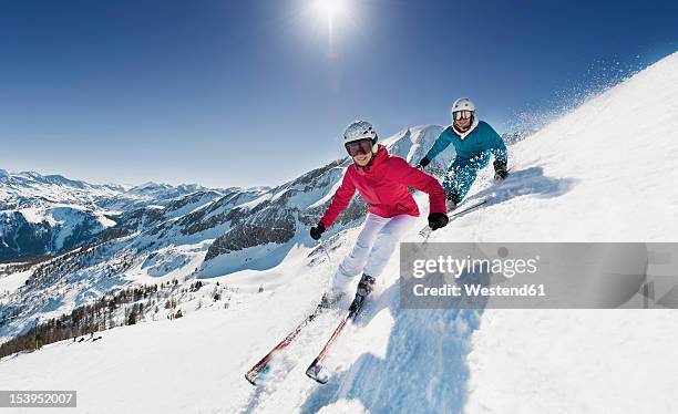 austria, salzburg, young couple skiing on mountain - esqui equipamento esportivo - fotografias e filmes do acervo