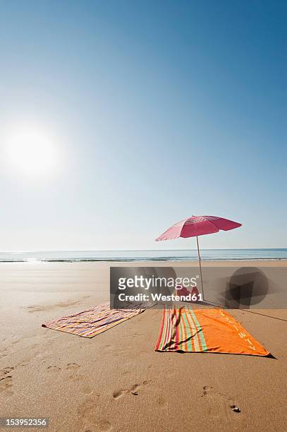 portugal, algarve, sagres, sunshade and blanket on beach - toldo fotografías e imágenes de stock